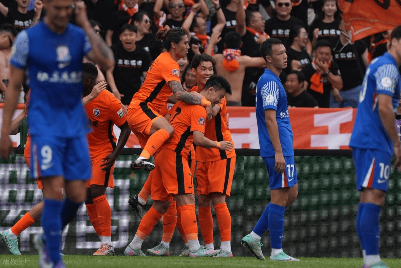 关于上海申花发布备战花絮，清晨复出首秀，CBA季后赛任务艰巨，团队化学反应显著的信息