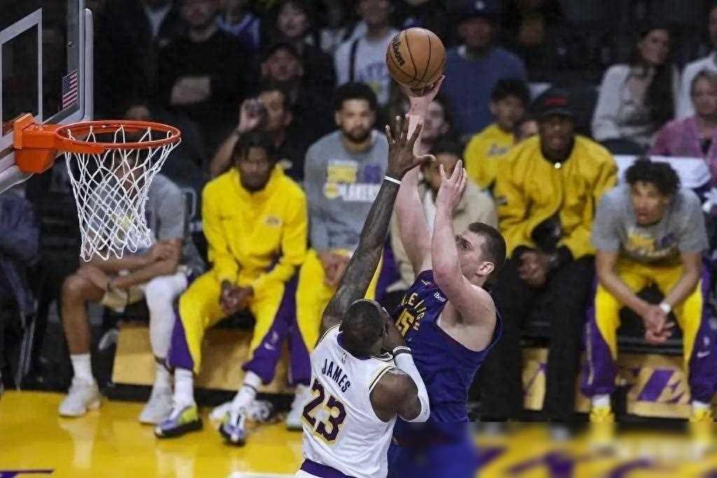 赛后布莱顿备战CBA季后赛那不勒斯今夜单刀错失，国际比赛日洛杉矶湖人调整名单以备意大利杯看傻球迷的简单介绍